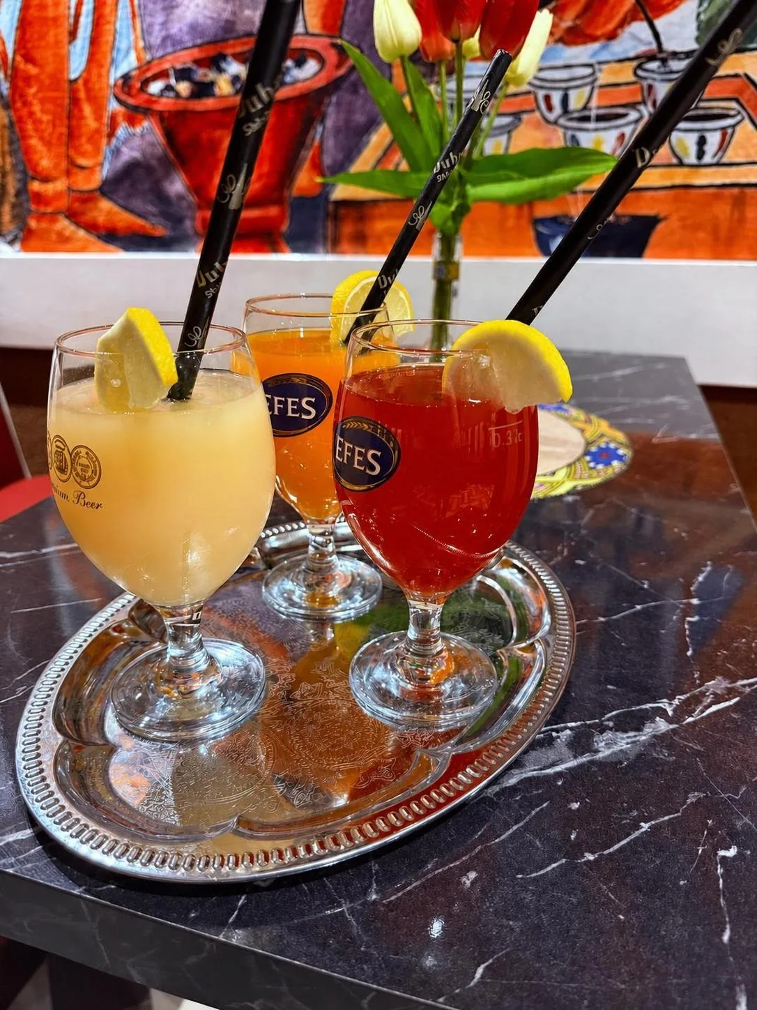 Frische Fruchtgetränke mit Zitrone auf dem Tablett