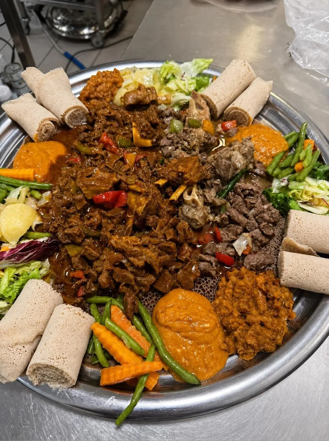 Gemischte Injera-Platte mit Fleisch und Gemüse