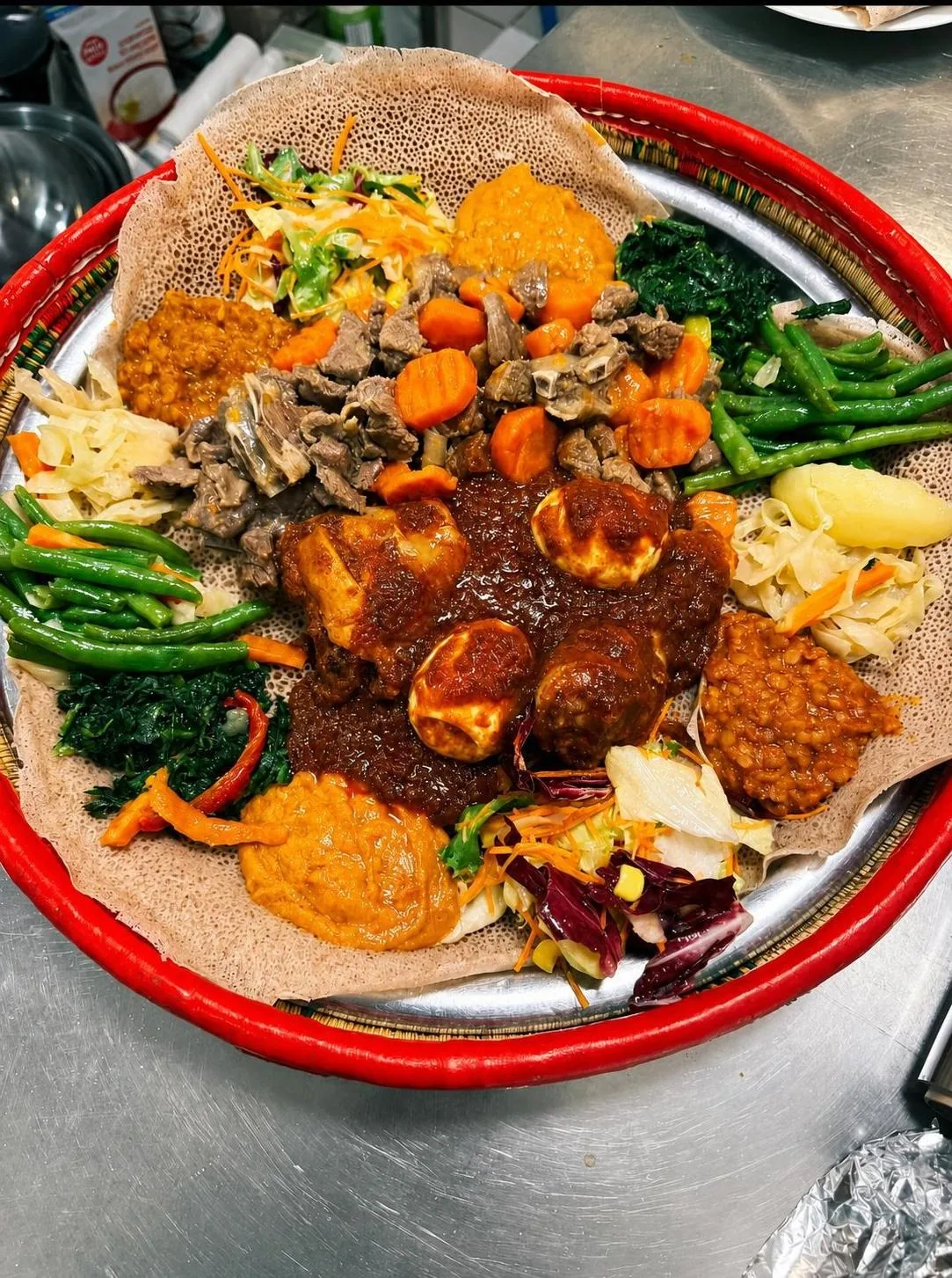 Spezial-Injera-Platte mit Fleisch, Ei und Gemüse