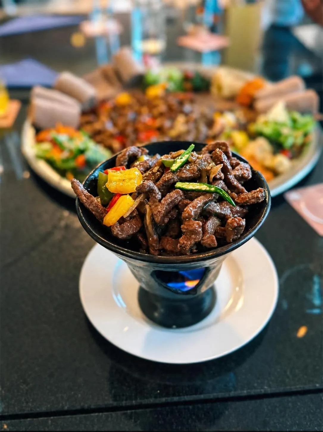 Tibs – gebratenes Fleisch in der Schale mit Injera
