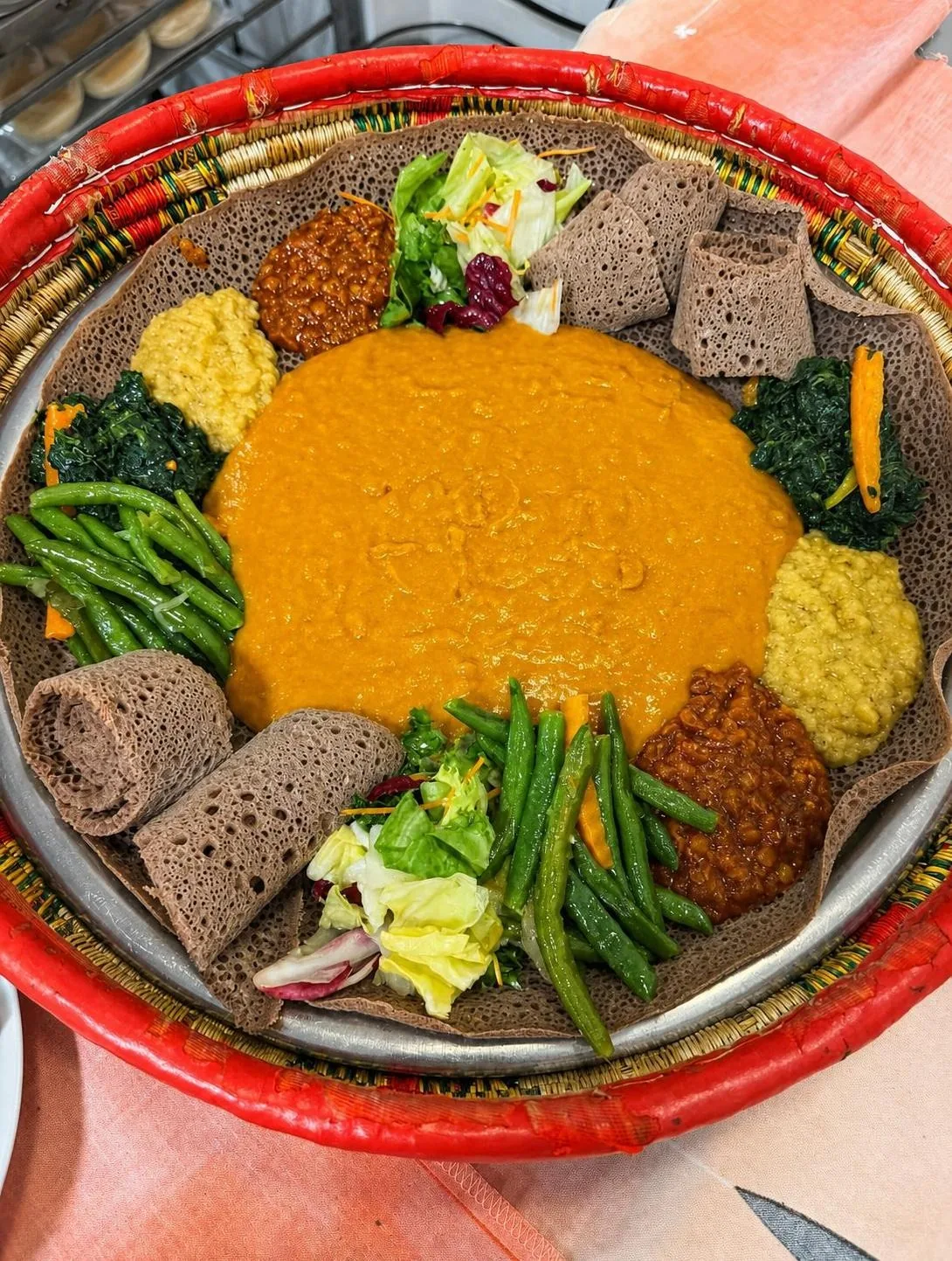 Vegetarische Injera-Platte